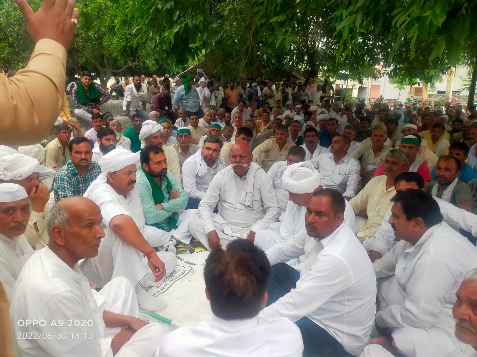 सिसौली में पंचायत में मौजूद चौधरी नरेश टिकैत व ग्रामीण। । सिसौली में पंचायत में मौजूद चौधरी नरेश टिकैत व ग्रामीण। ।