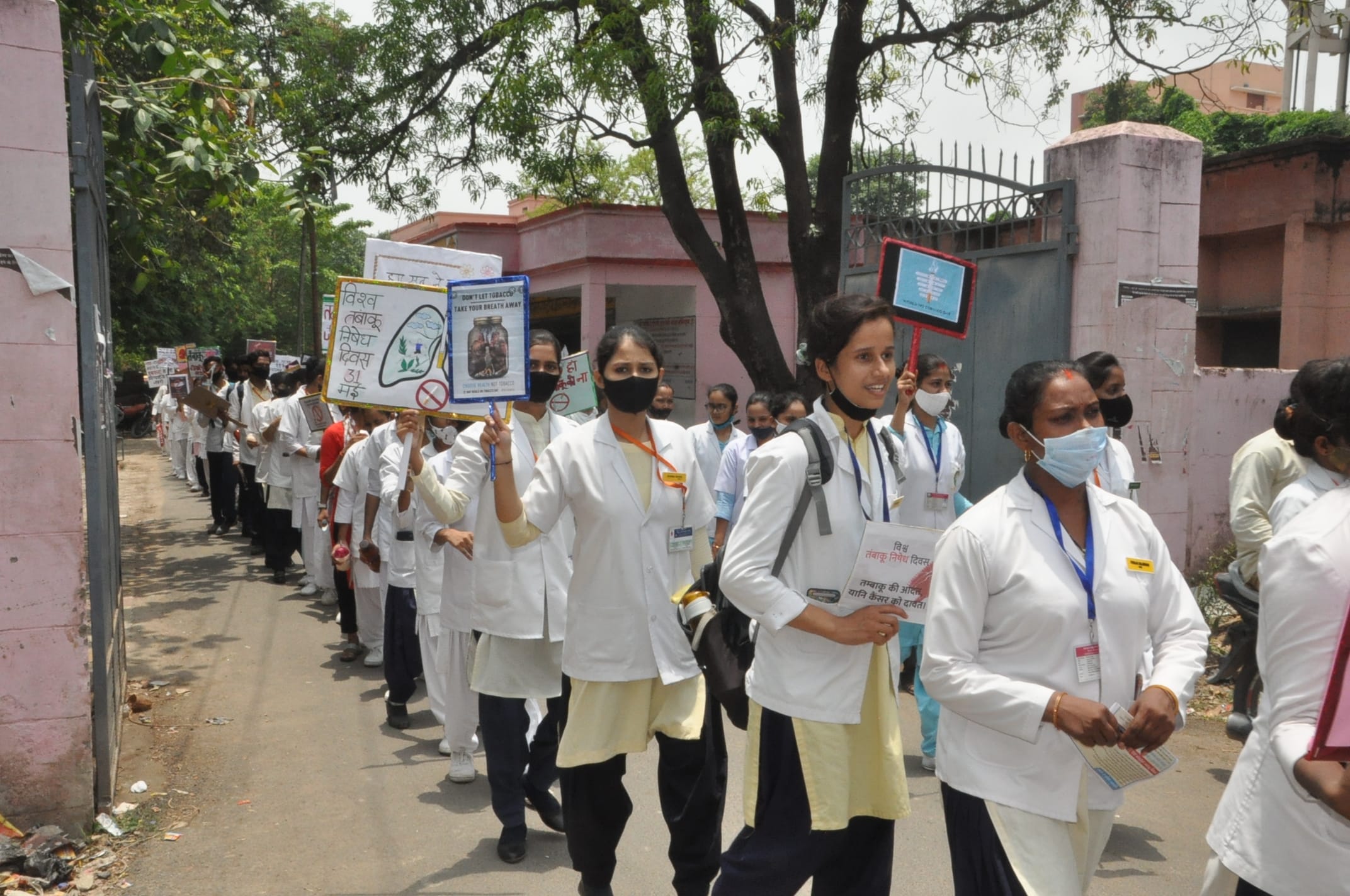विश्व तंबाकू निषेध दिवस पर नगर के बालनिकेतन स्थित सीएमओ कार्यालय से निकाली गई जागरूकता रैली में ? विश्व तंबाकू निषेध दिवस पर नगर के बालनिकेतन स्थित सीएमओ कार्यालय से निकाली गई जागरूकता रैली में ?