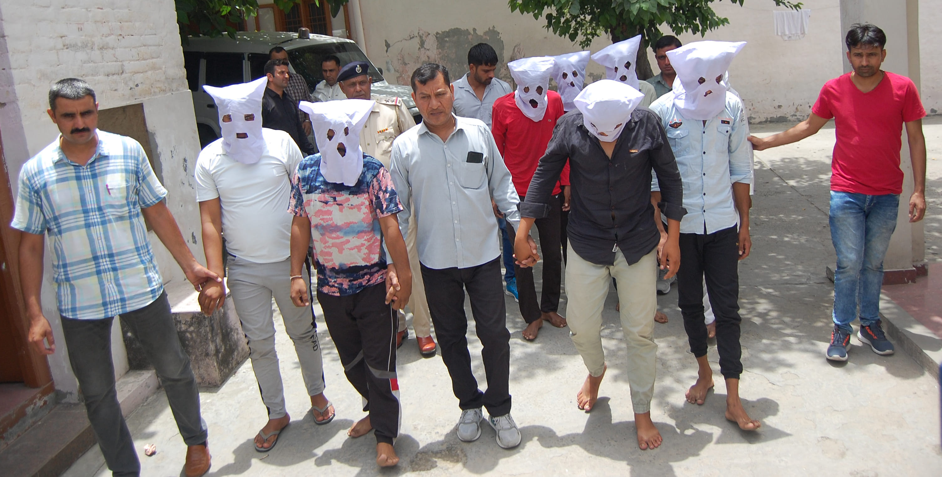 13-कैथल। सीआईए-01 परिसर में आरापियों को लेकर आते पुलिस की टीम। 13-कैथल। सीआईए-01 परिसर में आरापियों को लेकर आते पुलिस की टीम।