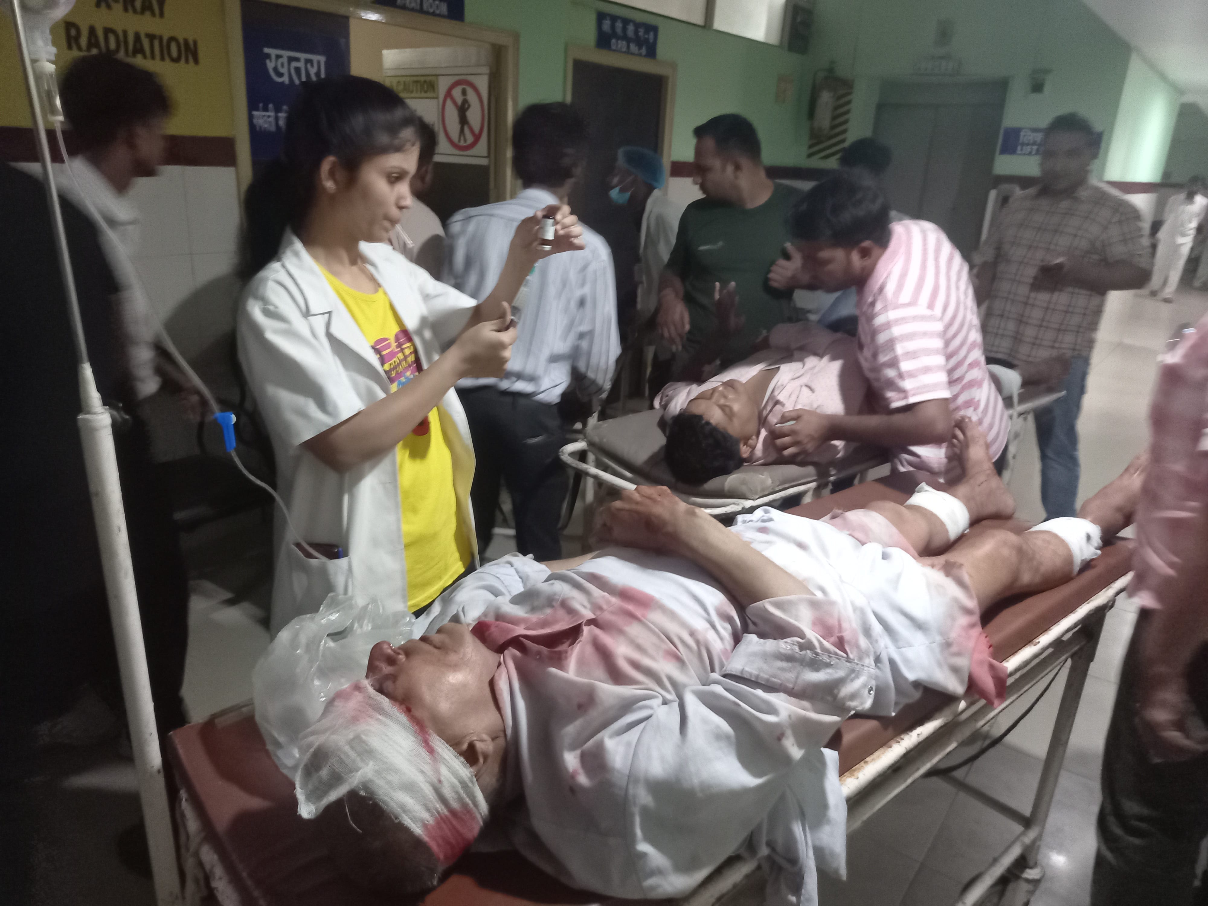 आस्था अस्पताल में घायल का इलाज करती स्वास्थ्य कर्मी आस्था अस्पताल में घायल का इलाज करती स्वास्थ्य कर्मी