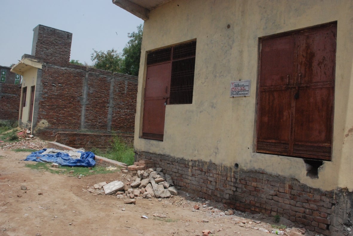 अब: बागपत के पक्काघाट पर चैकिंग के दौरान प्रधानमंत्री आवास से बने मकान पर लगाई गई प्लेट अब: बागपत के पक्काघाट पर चैकिंग के दौरान प्रधानमंत्री आवास से बने मकान पर लगाई गई प्लेट