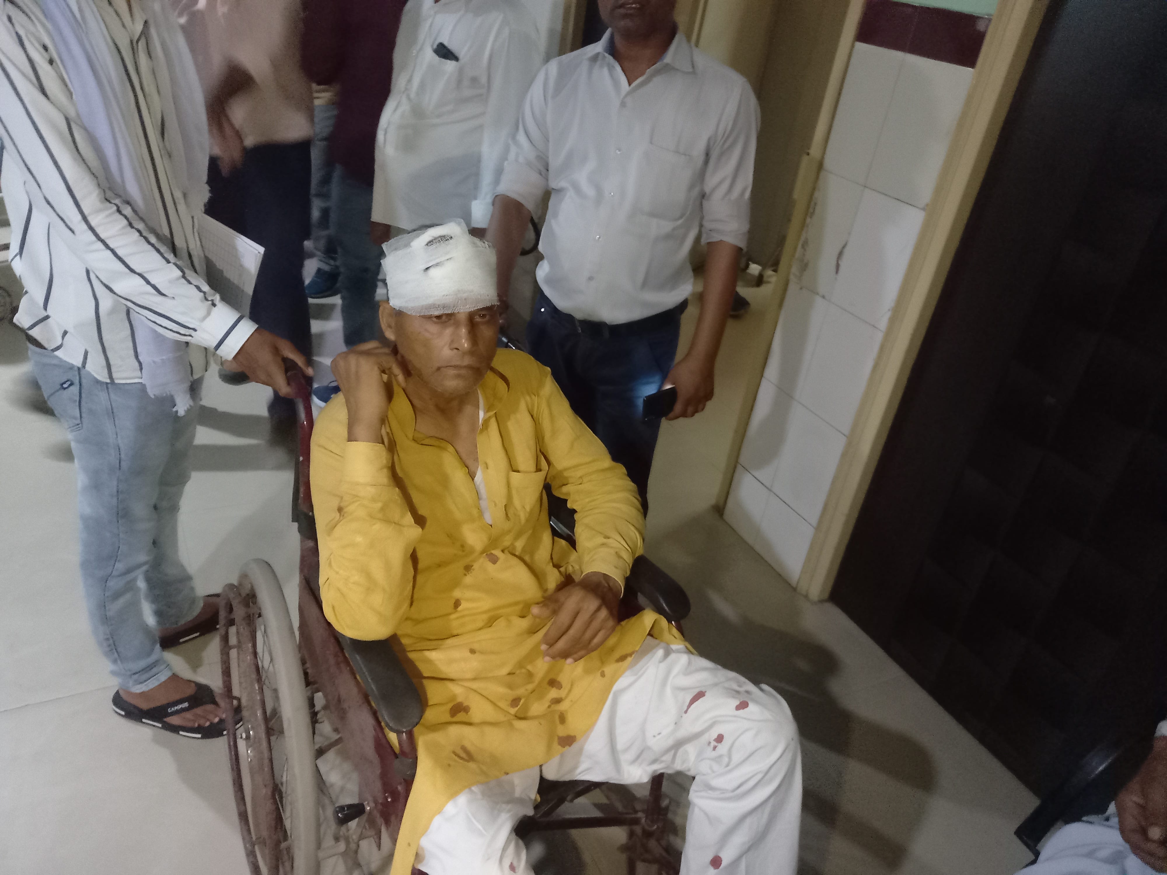 बागपत ::::::::::: बड़ौत क्षेत्र में हुए सड़क हादसे में घायल हुआ व्यक्ति। बागपत ::::::::::: बड़ौत क्षेत्र में हुए सड़क हादसे में घायल हुआ व्यक्ति।