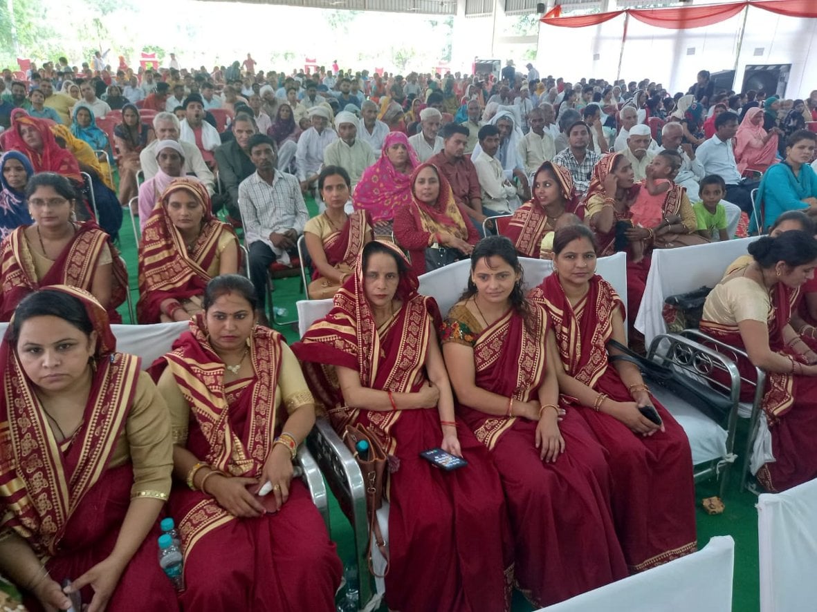 बागपत कलक्ट्रेट स्थित लोकमंच पर आयोजित गरीण कल्याण सम्मेलन में प्रधानमंत्री नरेन्द्र मोदी के ल? बागपत कलक्ट्रेट स्थित लोकमंच पर आयोजित गरीण कल्याण सम्मेलन में प्रधानमंत्री नरेन्द्र मोदी के ल?