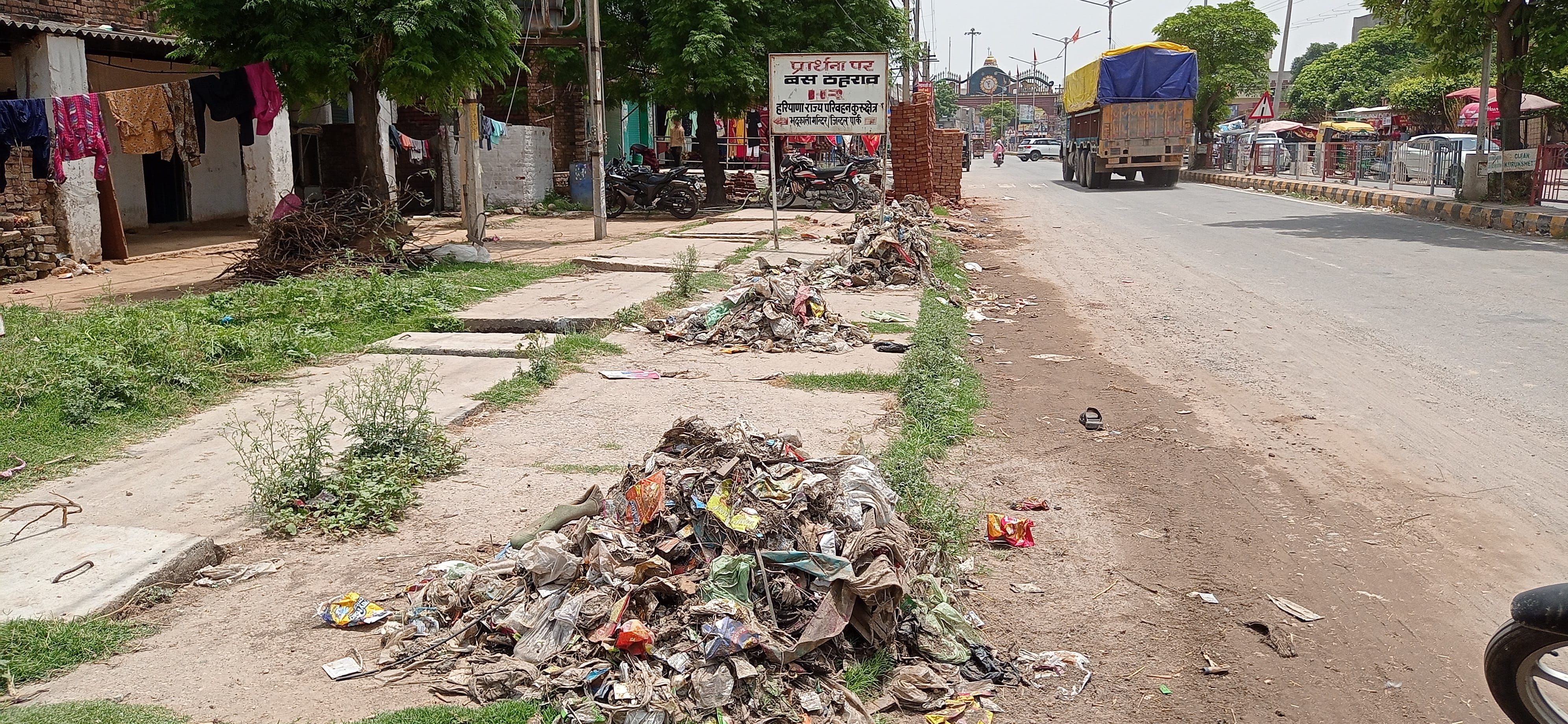  भद्रकाली मंदिर के पास लगा नाले से निकाली गई गंदगी का ढेर।  संवाद