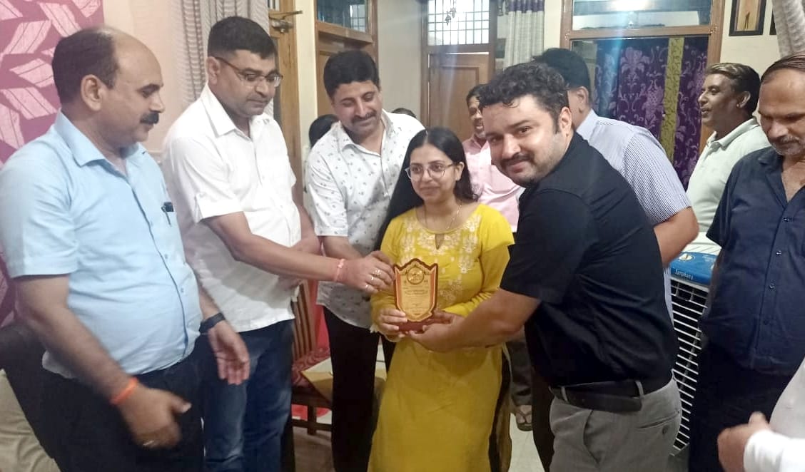 बिजनौर में यूपीएससी परीक्षा मे 176 वीं रैंक लाने वाली स्मृति भारद्वाज को सम्मानित करते ब्राह्मण ज? बिजनौर में यूपीएससी परीक्षा मे 176 वीं रैंक लाने वाली स्मृति भारद्वाज को सम्मानित करते ब्राह्मण ज?