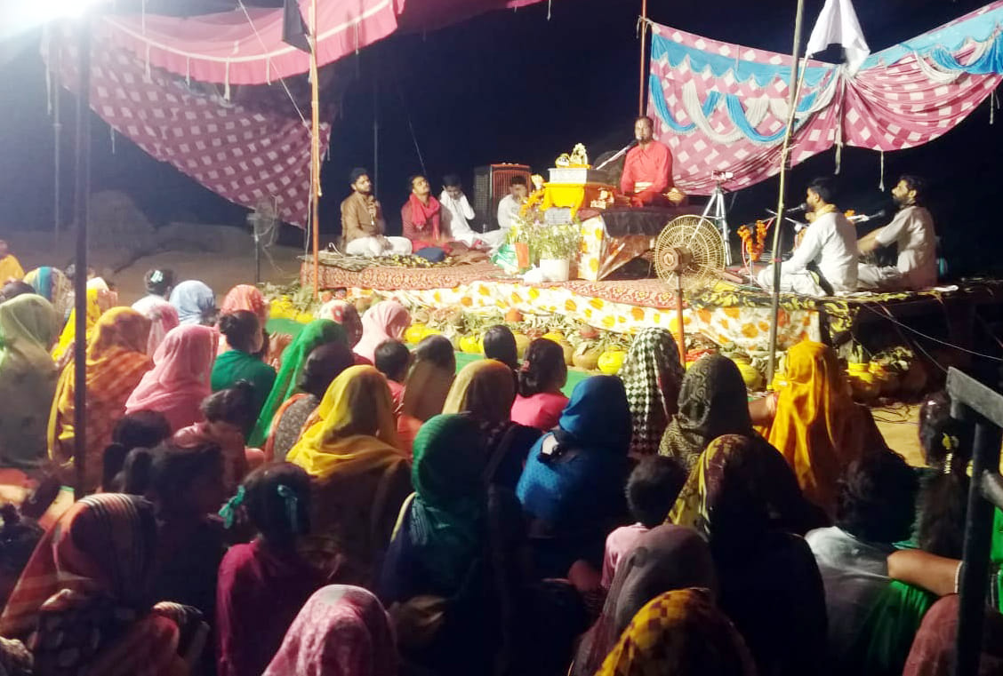 बिल्सी के बड़नौमी में भागवत कथा सुनते लोग। संवाद बिल्सी के बड़नौमी में भागवत कथा सुनते लोग। संवाद