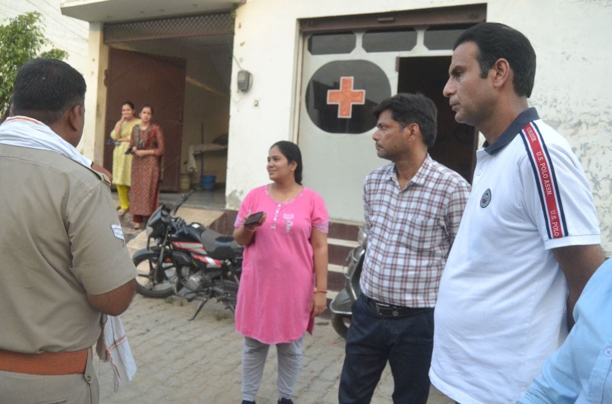 बुधवार को गढ़ रोड स्थित प्रहलाद नगर कालोनी में अस्पताल के बाहर महिला डॉक्टर से जानकारी करती स्वा?