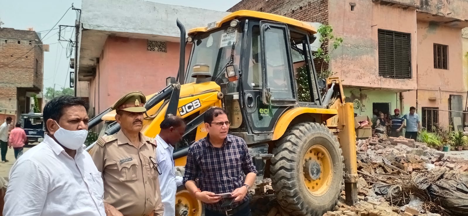 चांदवाली तालाब पर जेसीबी लेकर अतिक्रमण हटाने पहुंचे अधिकारी