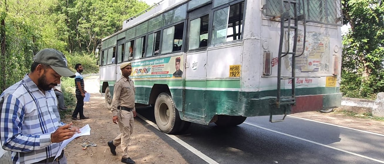 एनएच-907 पर झमीरिया के समीप ट्रैफिक सर्वेक्षण में जुटे टाउन एंड कंट्री प्लानिंग विभाग के अधिकारी। एनएच-907 पर झमीरिया के समीप ट्रैफिक सर्वेक्षण में जुटे टाउन एंड कंट्री प्लानिंग विभाग के अधिकारी।