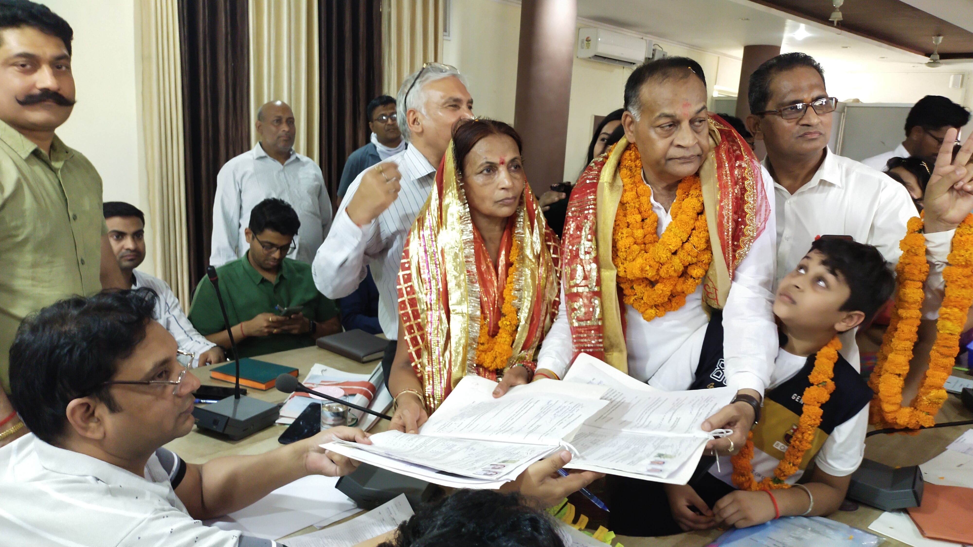 फतेहाबाद में अलग-अलग वार्ड से चुनाव लड़ने के लिए नामांकन दाखिल करते पति-पत्नी। फतेहाबाद में अलग-अलग वार्ड से चुनाव लड़ने के लिए नामांकन दाखिल करते पति-पत्नी।