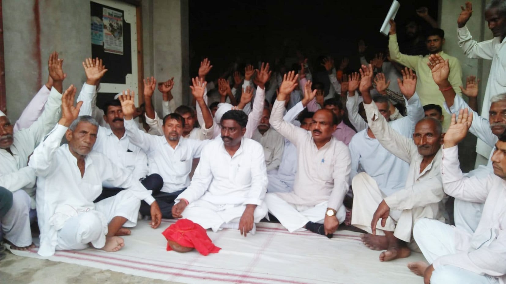 इब्राहिमपुर माजरा गांव में अस्थियां लेकर प्रदर्शन करते  कश्यप समाज के लोग