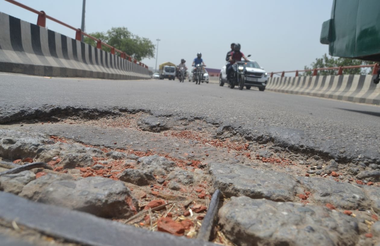 मेरठ रोड फ्लाईओवर पर बनी सड़क में हुआ गहरा गड्ढा । संवाद