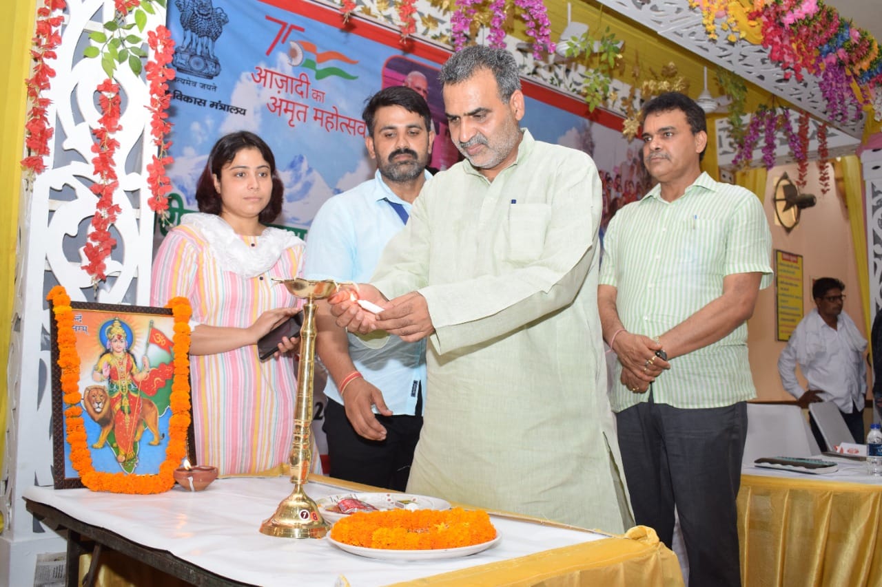 नगर के कूकडा ब्लाक में आयोजित गरीब कल्याण सम्मेलन में दीप प्रज्जवलित करते केद्रीय राज्यमंत्री स नगर के कूकडा ब्लाक में आयोजित गरीब कल्याण सम्मेलन में दीप प्रज्जवलित करते केद्रीय राज्यमंत्री स