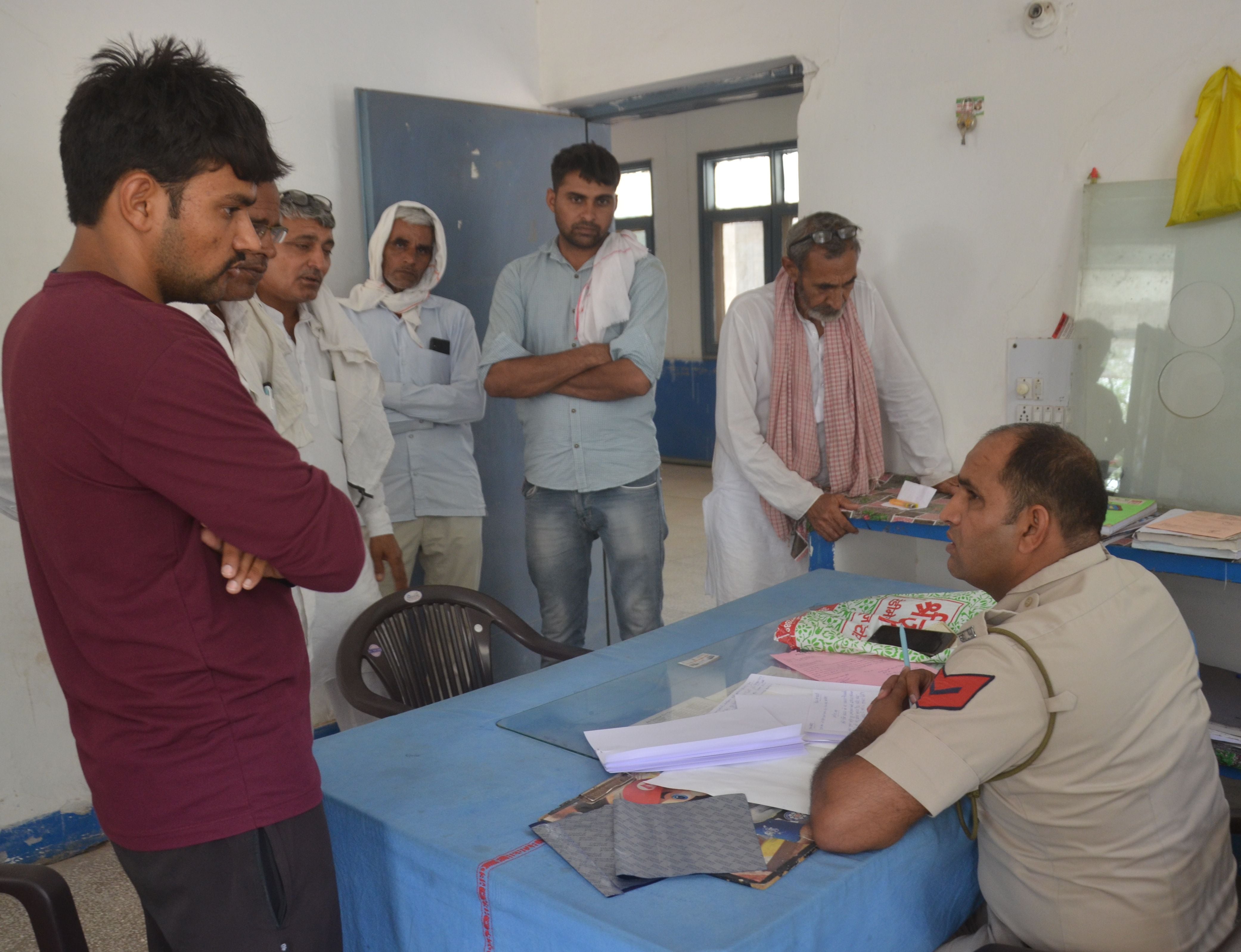 दादरी सिविल अस्पताल में कागजी कार्रवाही करती पुलिस दादरी सिविल अस्पताल में कागजी कार्रवाही करती पुलिस