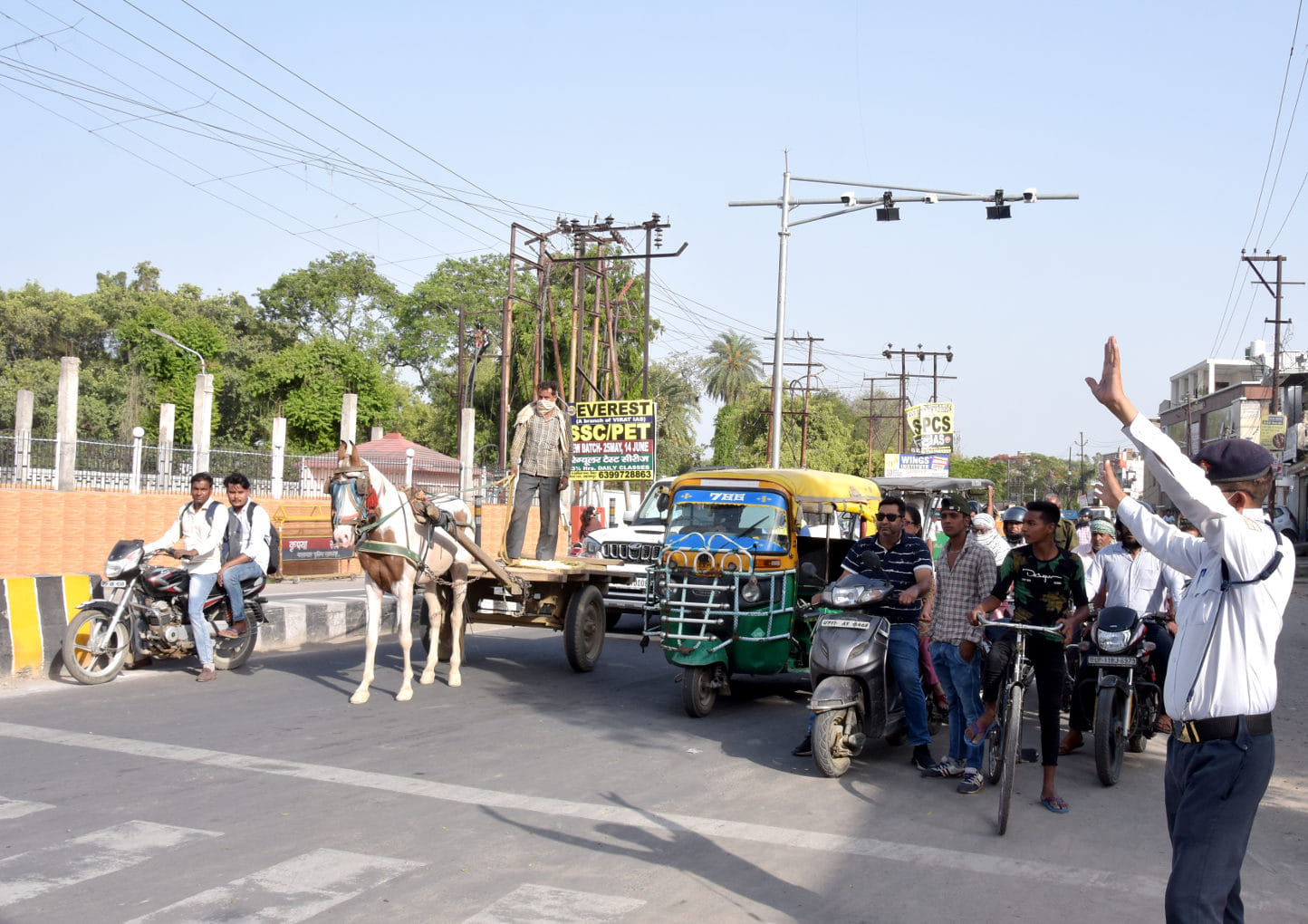 अंबेडकर चौक पर जेबरा क्रोसिंग से पहले रूका ट्रेफिक