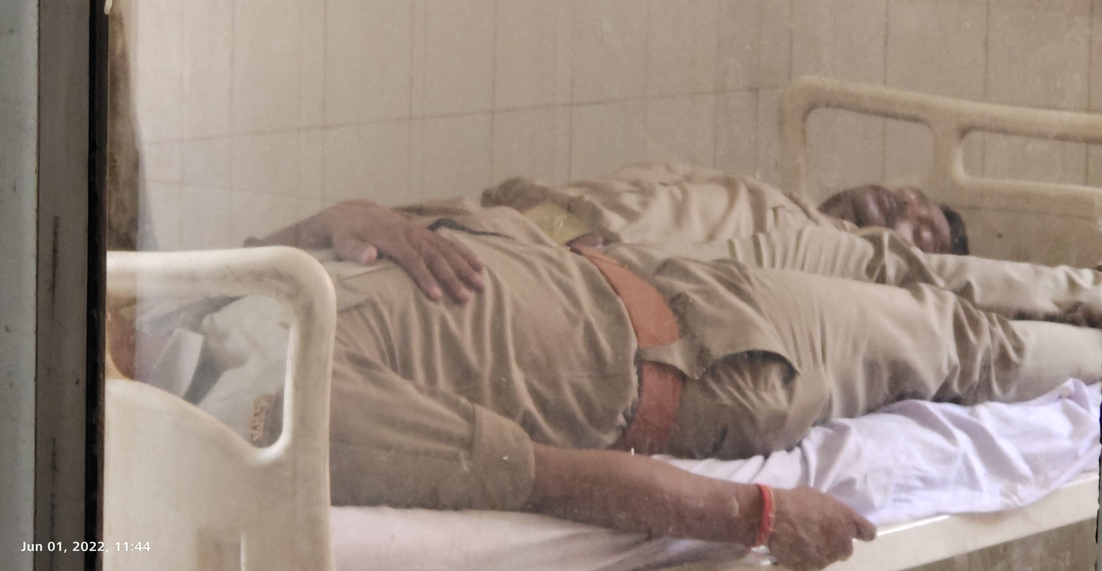 अस्पताल में भर्ती बदमाश की अभिरक्षा में तैनात पुलिस कर्मी