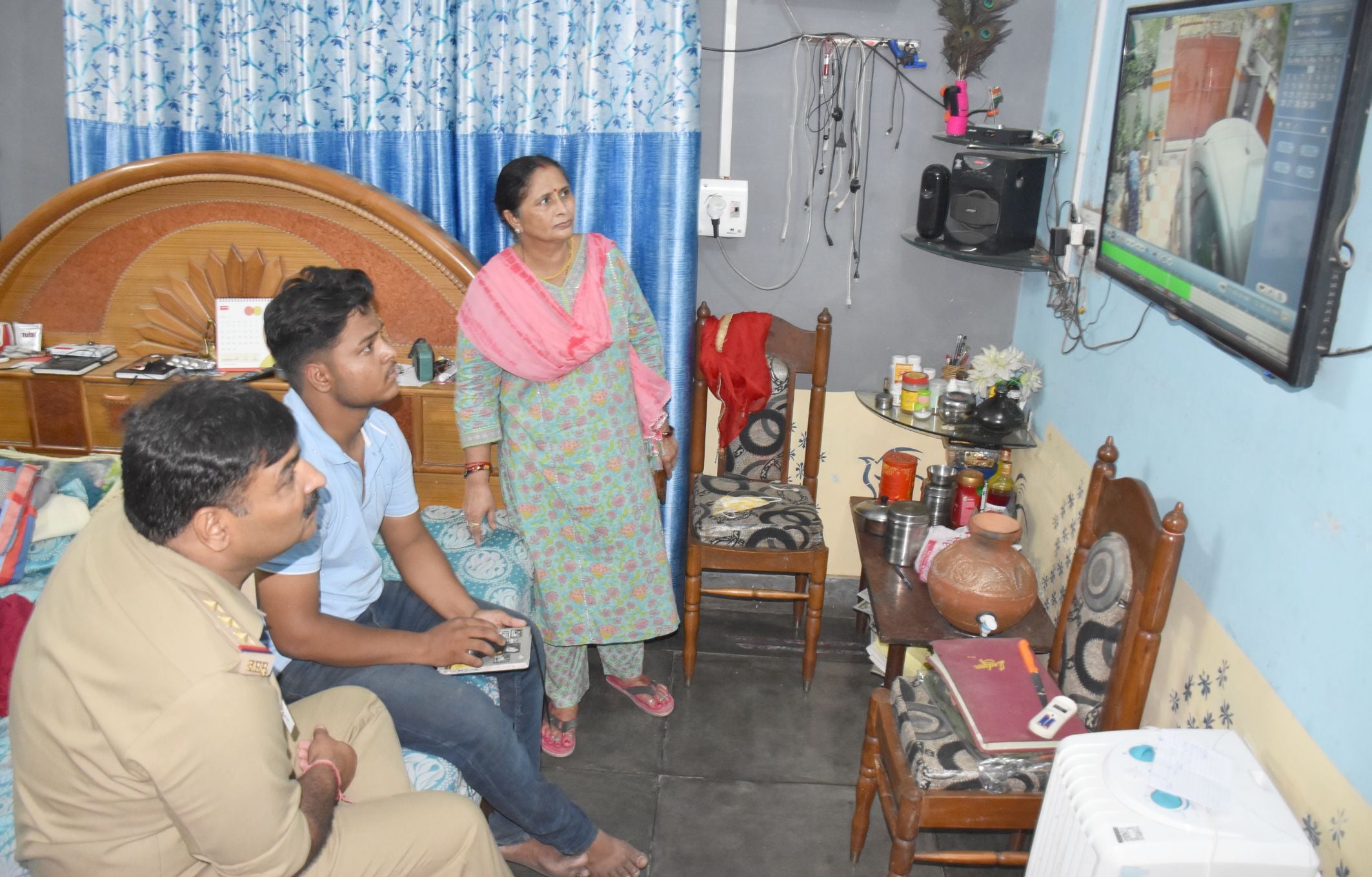अयोध्या-शिक्षिका की हत्या के बाद पड़ोस के घर में सीसीटीवी चेक करवाती पुलिस।-संवाद अयोध्या-शिक्षिका की हत्या के बाद पड़ोस के घर में सीसीटीवी चेक करवाती पुलिस।-संवाद