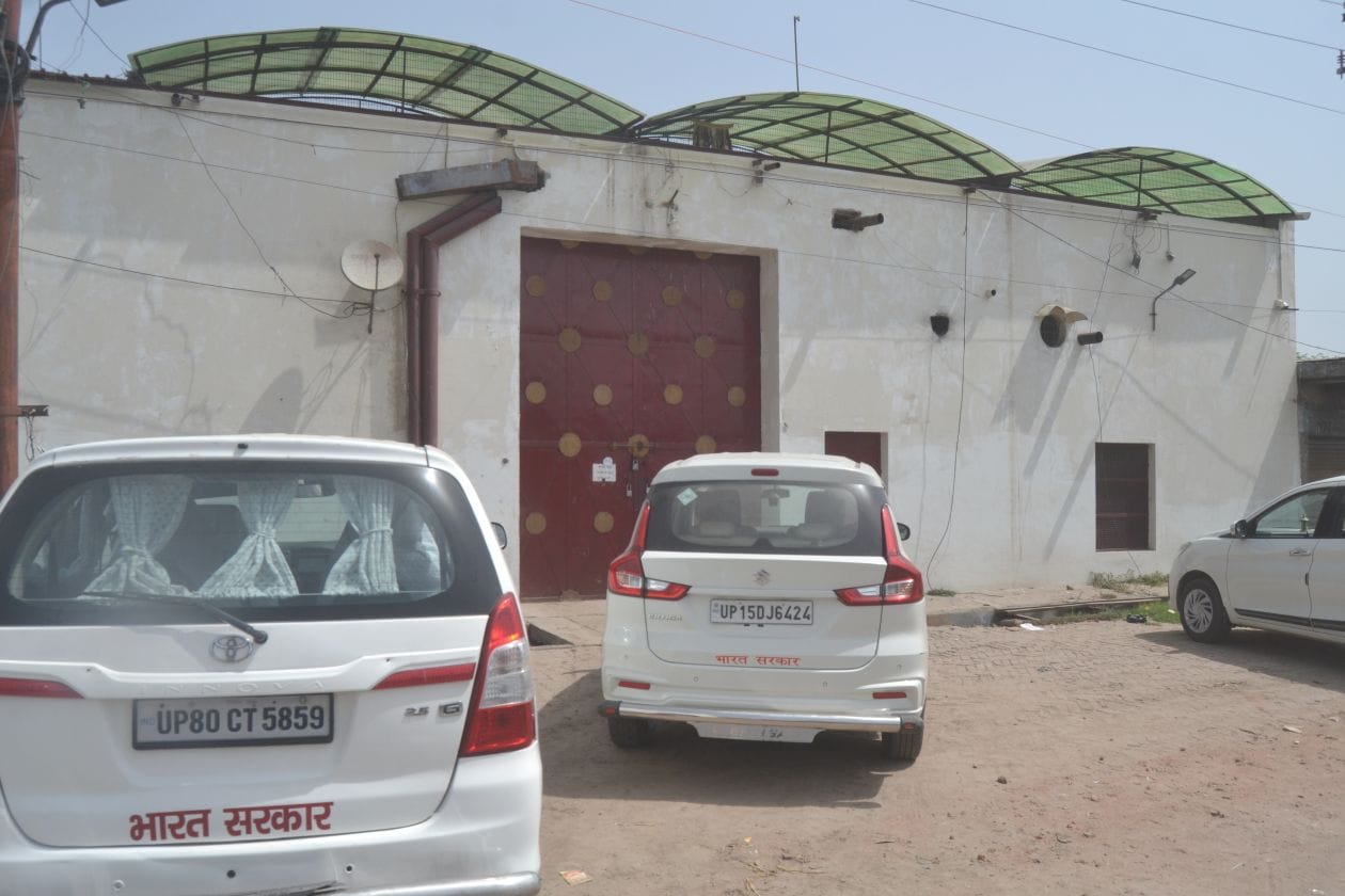 बृहस्पतिवार को दिल्ली रोड स्थित एक ऑयल मिल के बाहर खड़ी अधिकारियो की गाड़िया । संवाद
