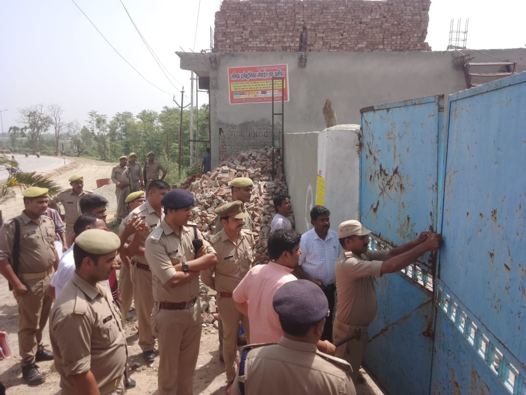 बिजनौर के शेरकोट गैंगस्टरों की संपत्ति को कुर्क करने के बाद  सील करते राजस्व पुलिस विभाग की टीम।