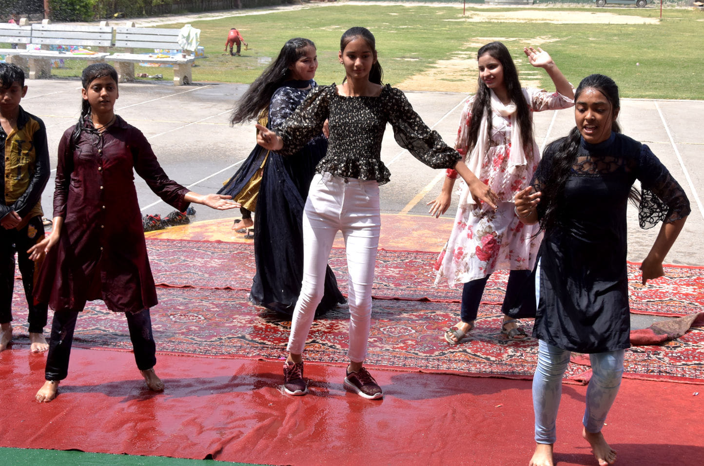 चिलकाना रोड स्थित एल्पाइन पब्लिक स्कूल के समर कैंप के समापन पर प्रस्तुति देती छात्राएं