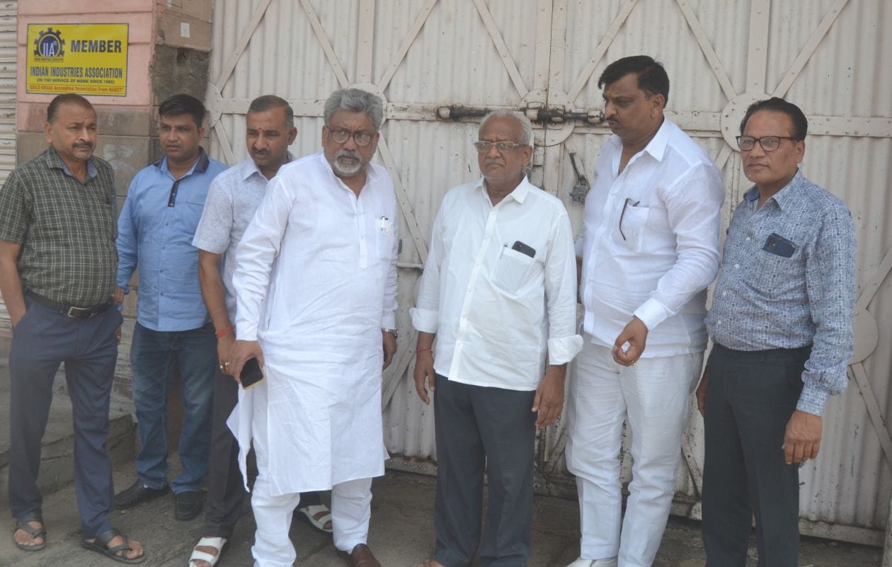 हापुड़ में बृहस्पतिवार को गढ़ रोड स्थित एक ऑयल मिल में छापे के दौरान गेट पर खड़े व्यापारी । संवाद