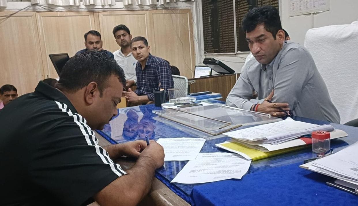 नप घोटाले के आरोपी निवर्तमान उपप्रधान मामनचंद पार्षद पद के लिए अपना नामांकन एसडीएम संदीप अग्रवा नप घोटाले के आरोपी निवर्तमान उपप्रधान मामनचंद पार्षद पद के लिए अपना नामांकन एसडीएम संदीप अग्रवा