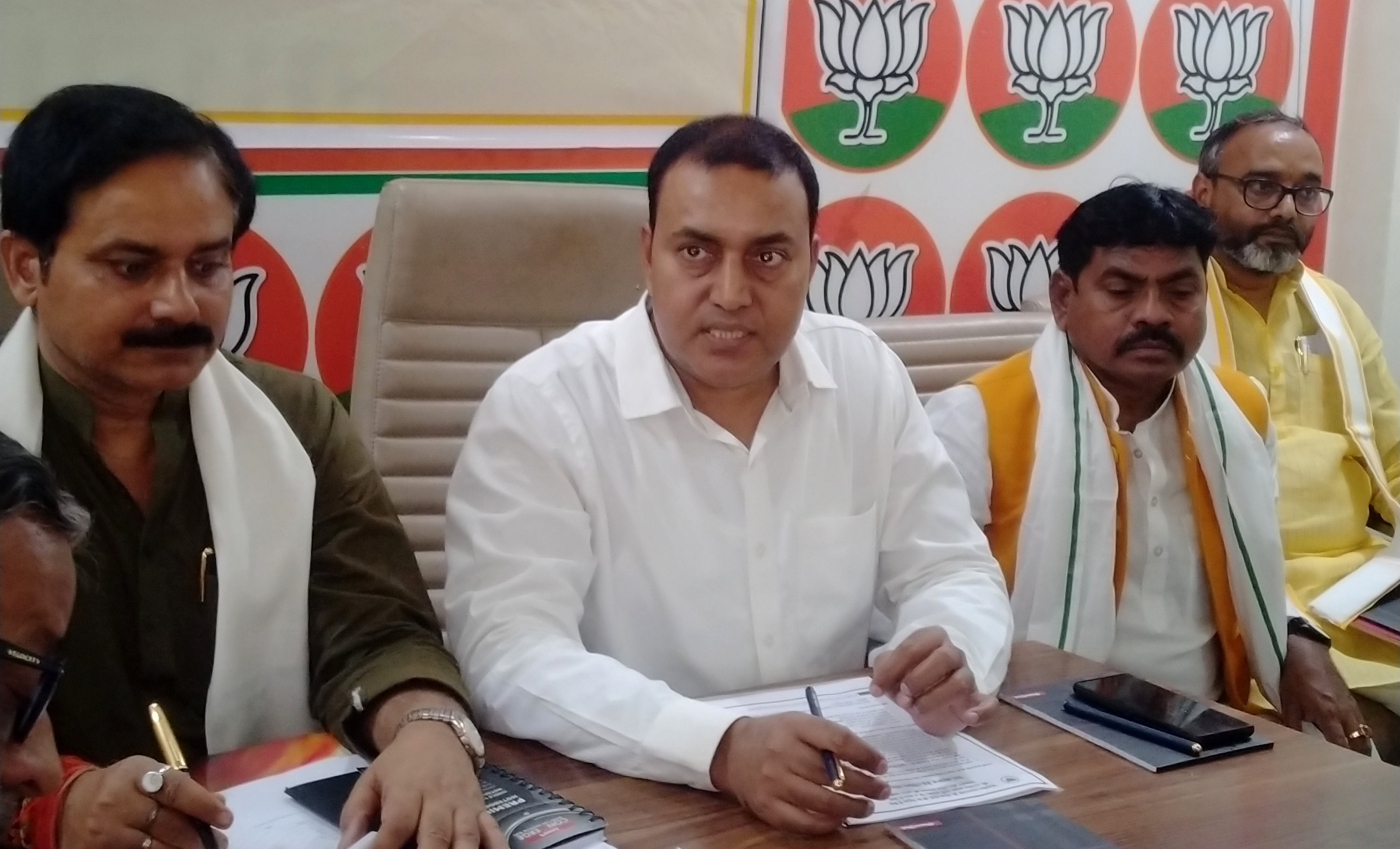 राबर्ट्सगंज पुसौली भाजपा जिला कार्यालय में पत्रकारो से वार्ता करते जिला प्रभारी अशोक चौरसिया औ? राबर्ट्सगंज पुसौली भाजपा जिला कार्यालय में पत्रकारो से वार्ता करते जिला प्रभारी अशोक चौरसिया औ?