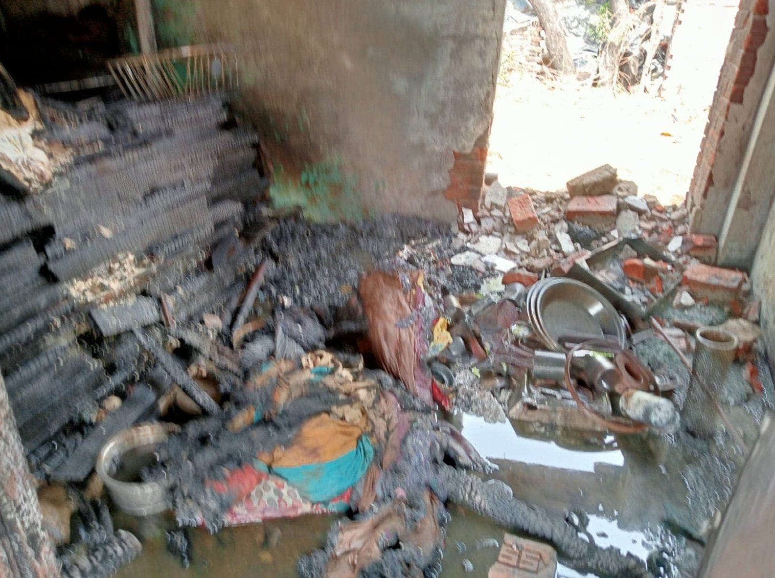 रानीगंज थाना क्षेत्र के भवानीगढ़ में सिलेन्डर फटने के बाद बिखरा मलवा। संवाद