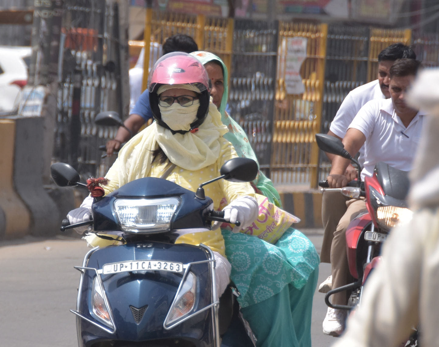 सहारनपुर में अधिक तापमान के चलते एकटिवा पर चेहरा ढाक कर जाता परिवार