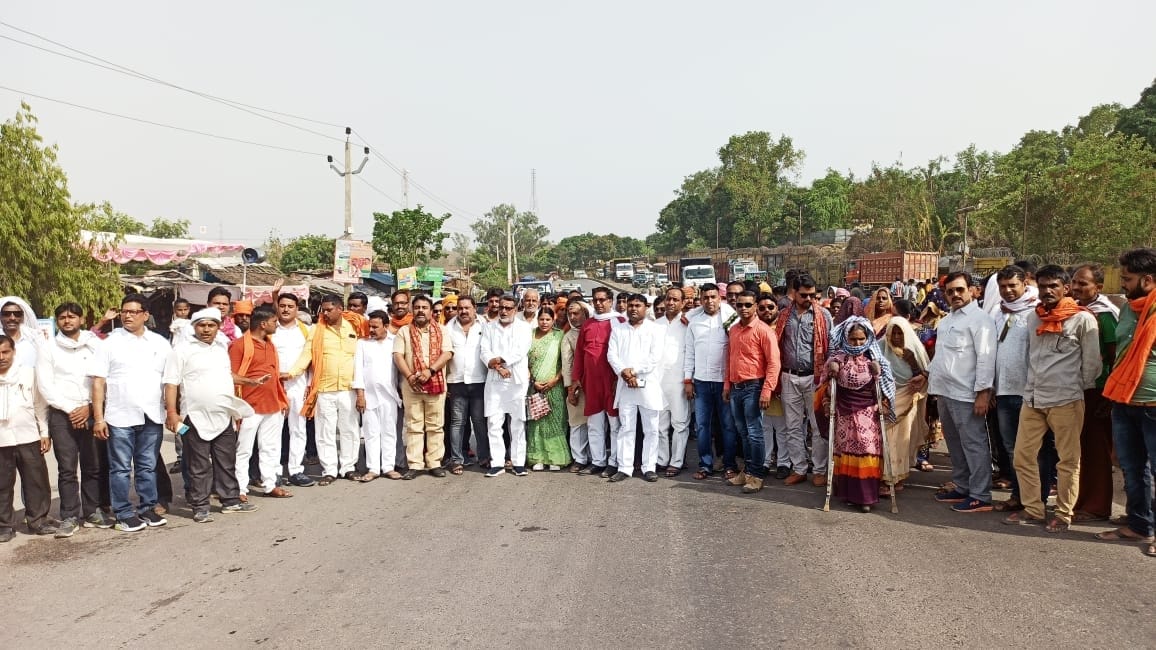 वाराणसी शक्तिनगर मार्ग डाला में चक्का जाम कर श्रद्धांजलि अर्पित लोग। वाराणसी शक्तिनगर मार्ग डाला में चक्का जाम कर श्रद्धांजलि अर्पित लोग।