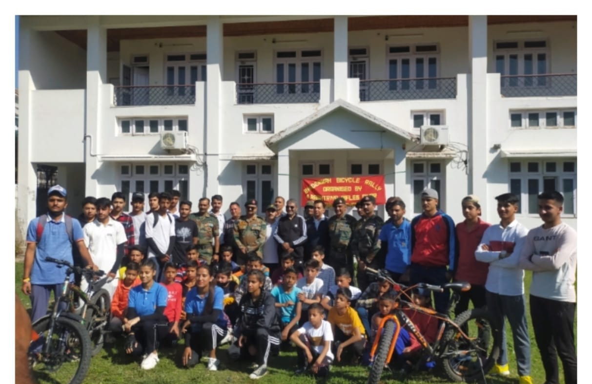 भद्रवाह। सेना की तरफ से आयोजित साइकिल रैली में भाग लेते प्रतिभागी व मौजूद सैन्य अधिकारी