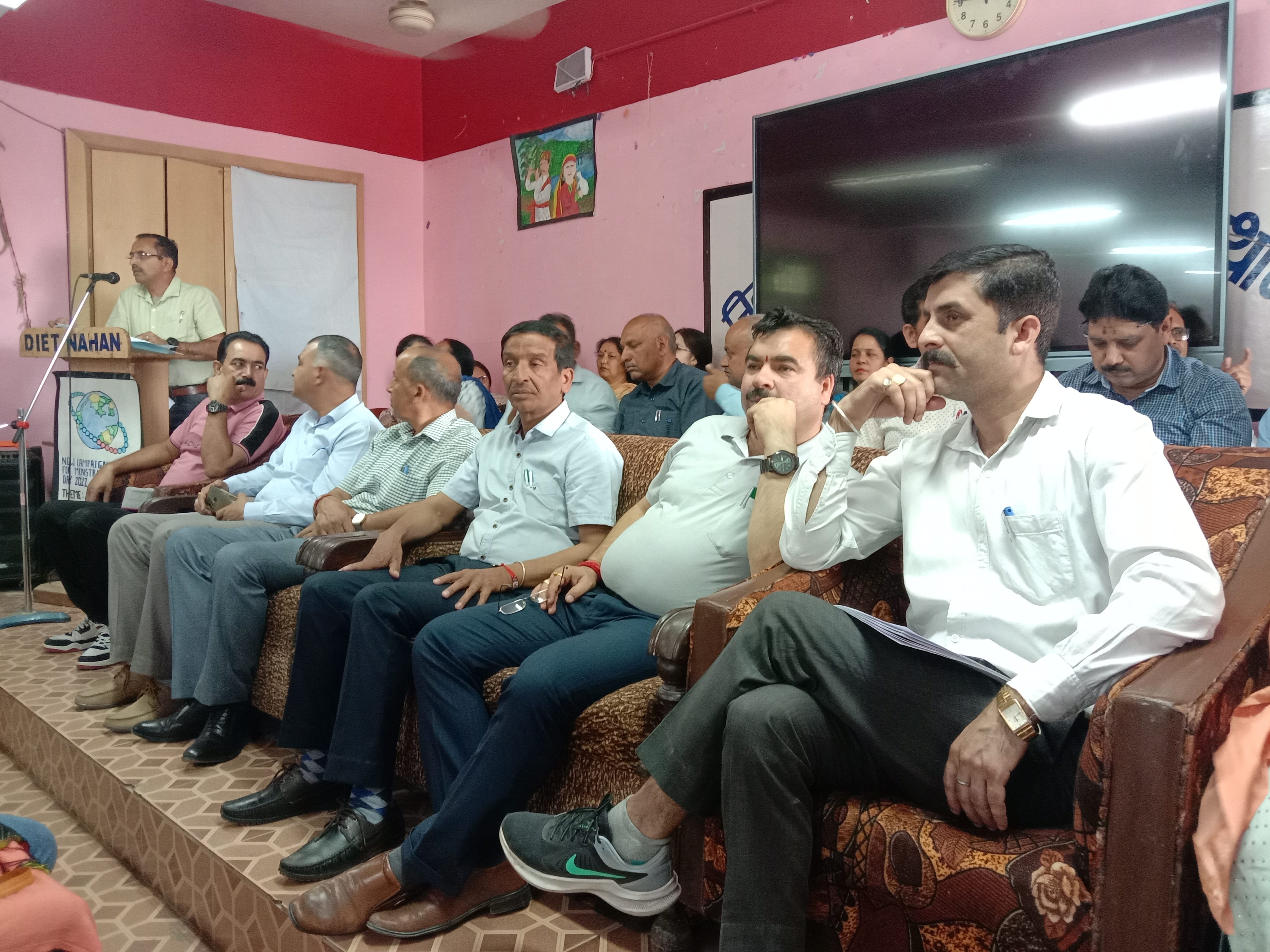 डाइट नाहन में अंडर-14 खेलकूद प्रतियोगिता के आयोजन को लेकर आयोजित बैठक में मौजूद मुख्यातिथि एवं अन?
