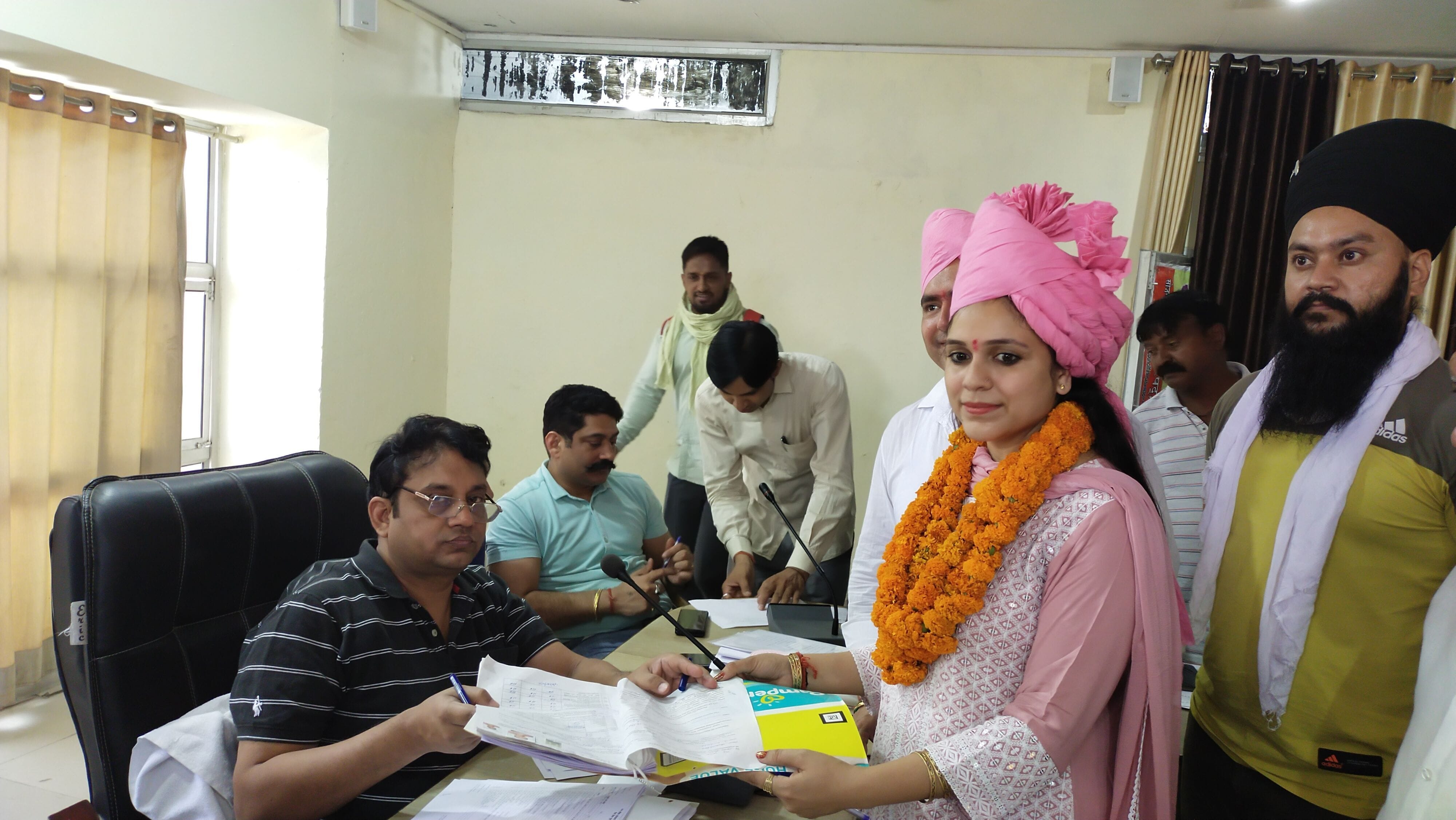 फतेहाबाद नगर परिषद कार्यालय में नामांकन पत्र दाखिल करते उम्मीदवार।