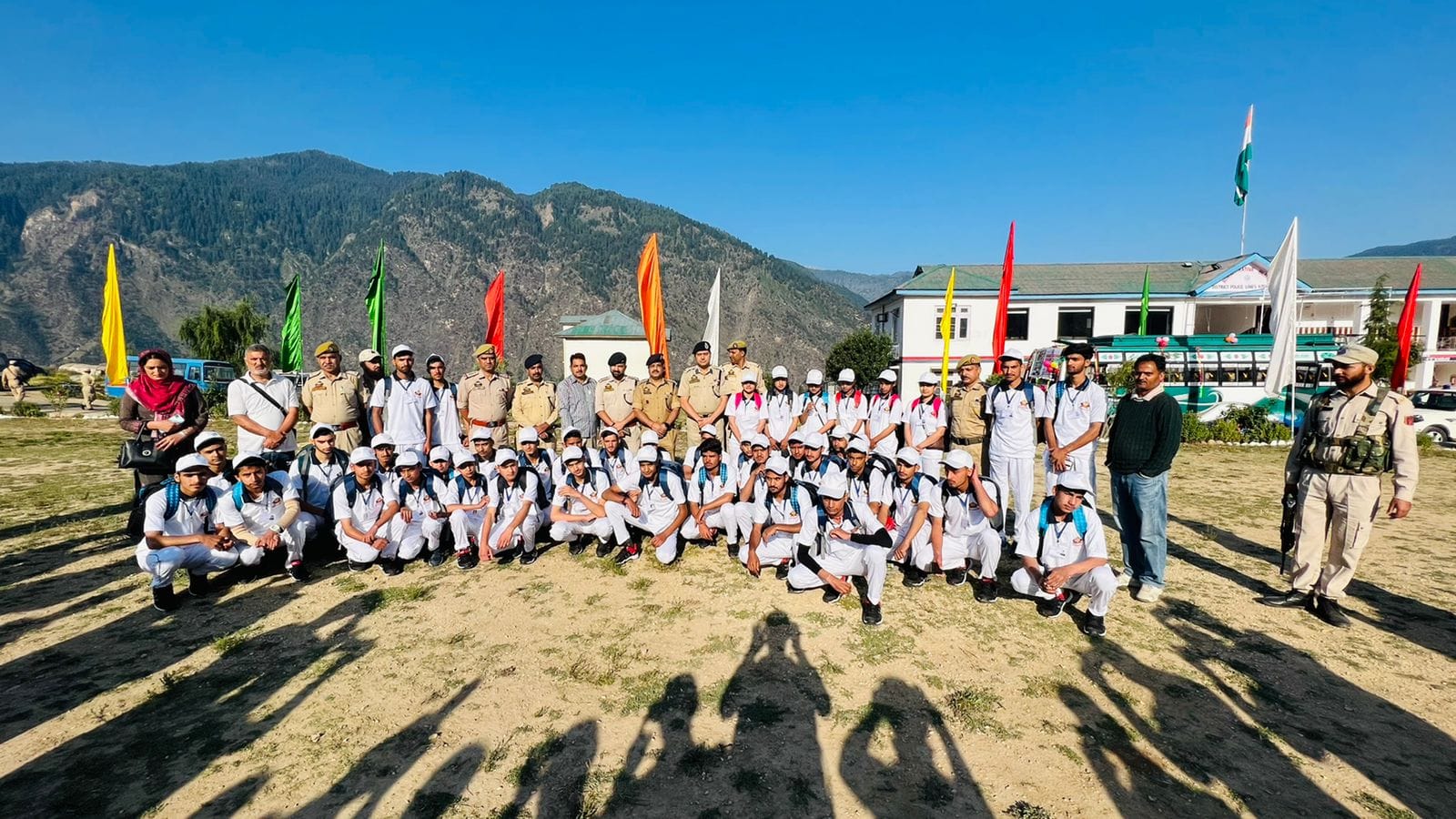 फोटो....किश्तवाड़ से पुलिस द्वारा भारत दर्शन के लिए छात्रों का दल भेजा।