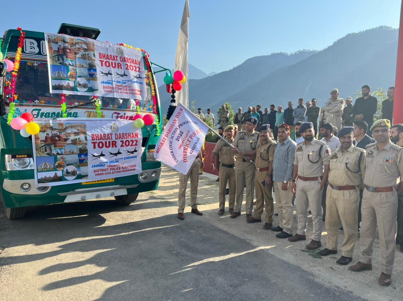 फोटो....किश्तवाड़ से पुलिस द्वारा भारत दर्शन के लिए छात्रों का दल भेजा।