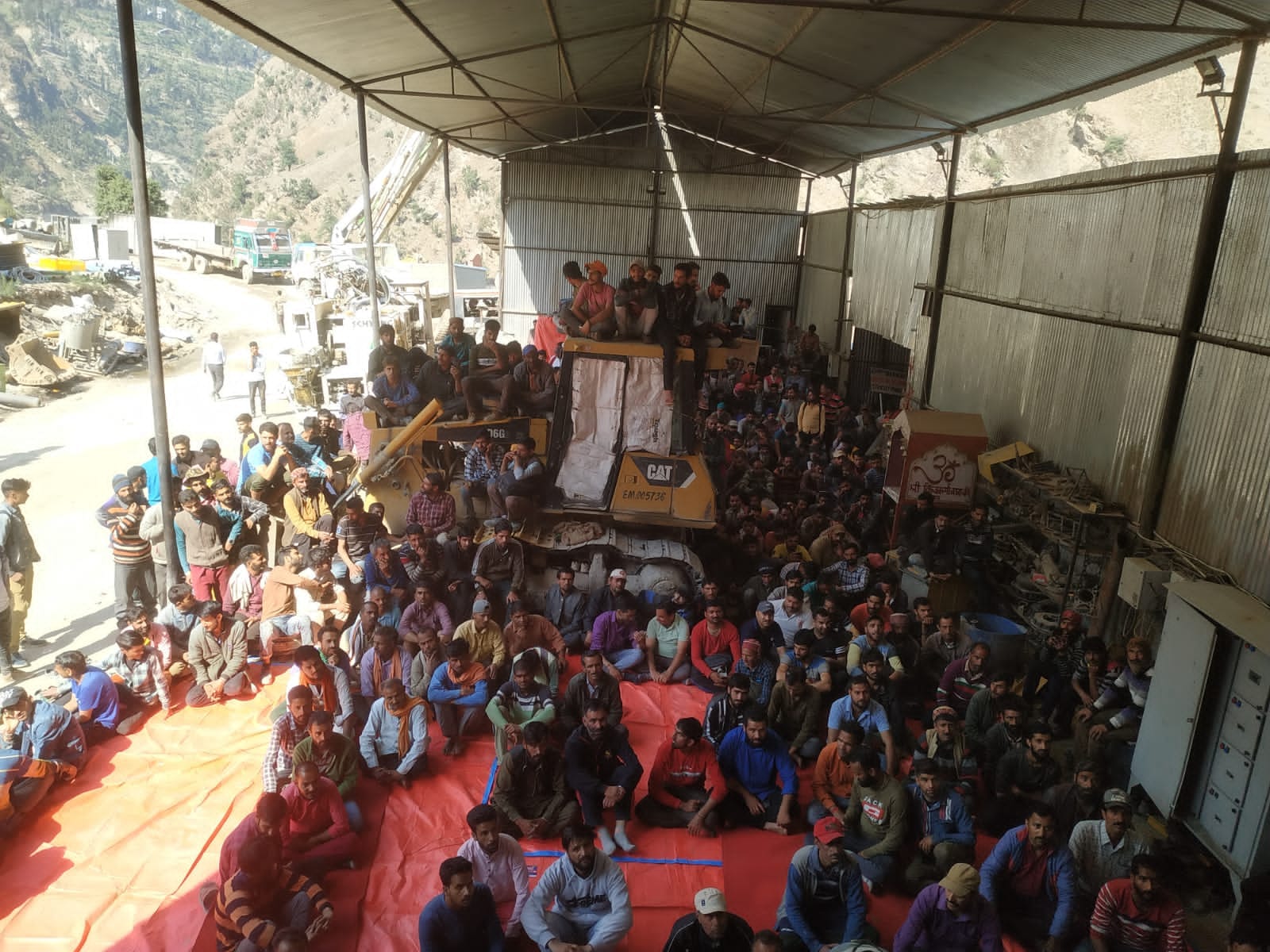 फोटो...मजदूर संघ ने जिला किश्तवाड़ के सभी पावर परोजेक्टों में काम छोड़ हड़ताल शुरू कर दी। फोटो...मजदूर संघ ने जिला किश्तवाड़ के सभी पावर परोजेक्टों में काम छोड़ हड़ताल शुरू कर दी।