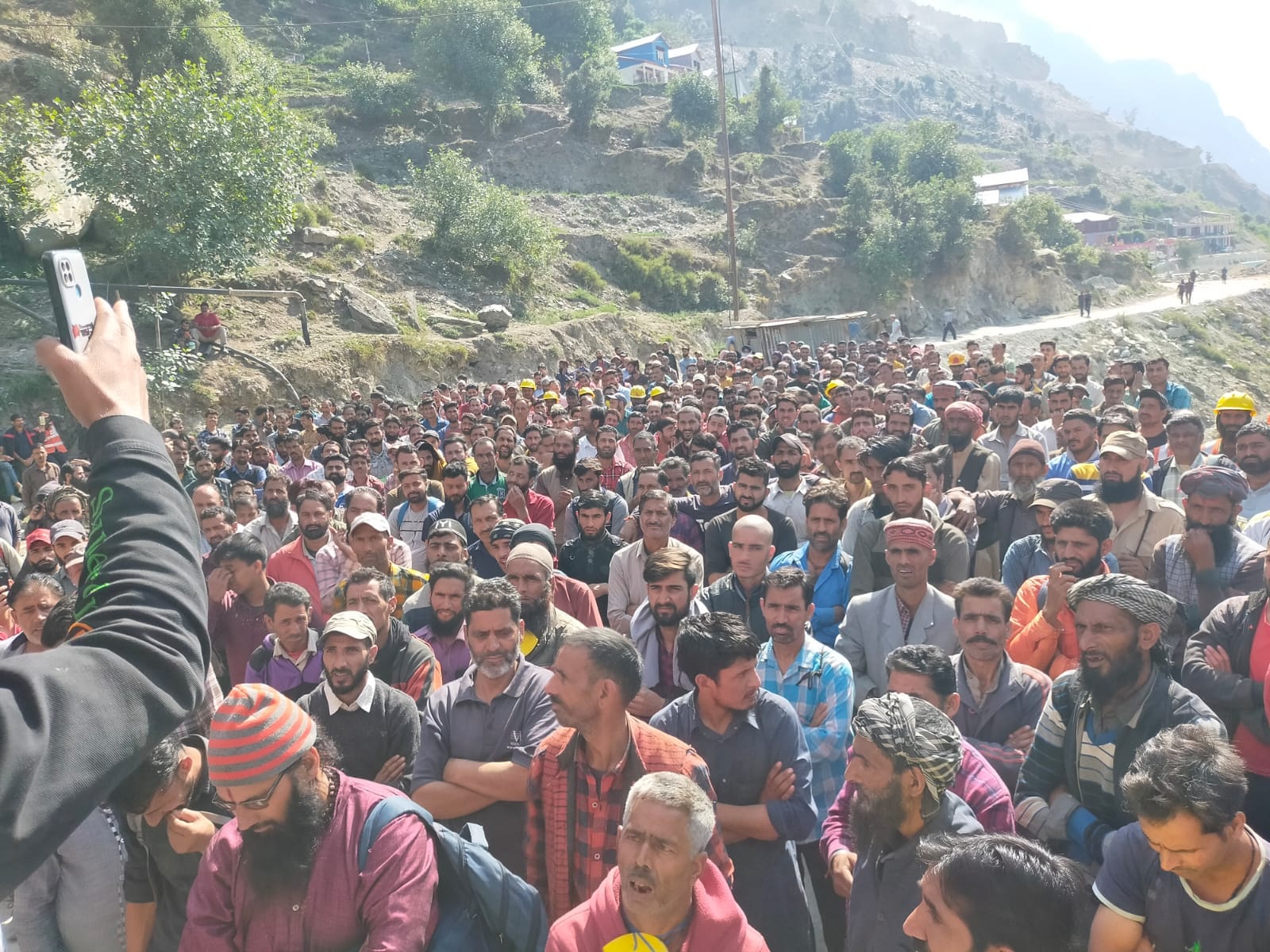 फोटो...मजदूर संघ ने जिला किश्तवाड़ के सभी पावर परोजेक्टों में काम छोड़ हड़ताल शुरू कर दी। फोटो...मजदूर संघ ने जिला किश्तवाड़ के सभी पावर परोजेक्टों में काम छोड़ हड़ताल शुरू कर दी।