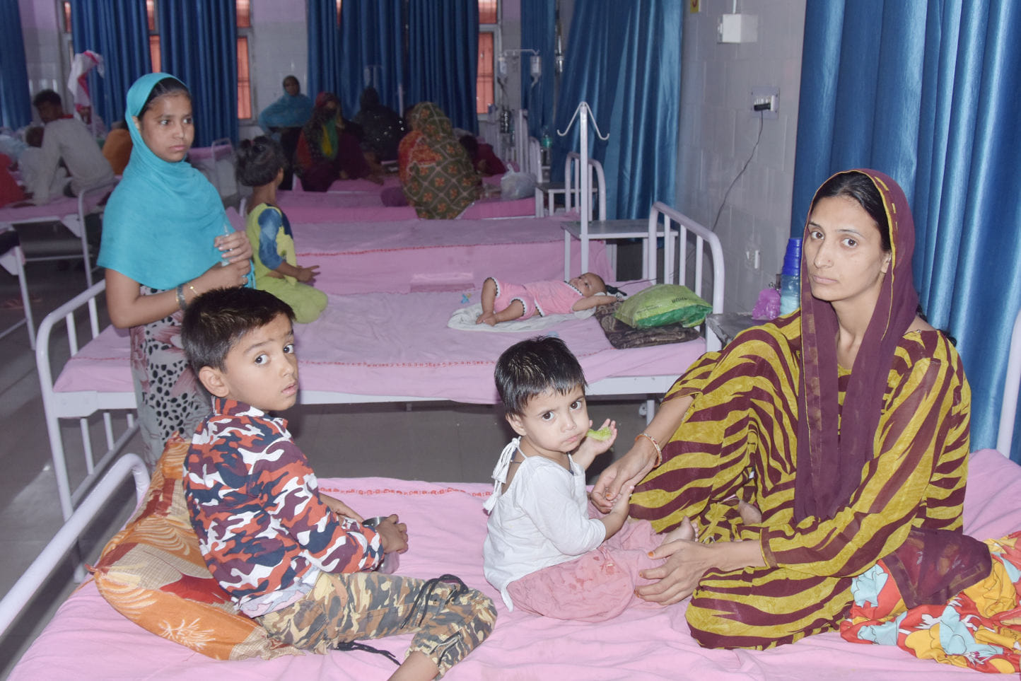 जिला अस्पताल में बच्चो वार्ड में भर्ती बच्चे जिला अस्पताल में बच्चो वार्ड में भर्ती बच्चे