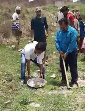 कांधला में तालाब की भूमि पर बीडीओ की मौजूदगी में सफाई करते मनरेगा मजदूर। कांधला में तालाब की भूमि पर बीडीओ की मौजूदगी में सफाई करते मनरेगा मजदूर।
