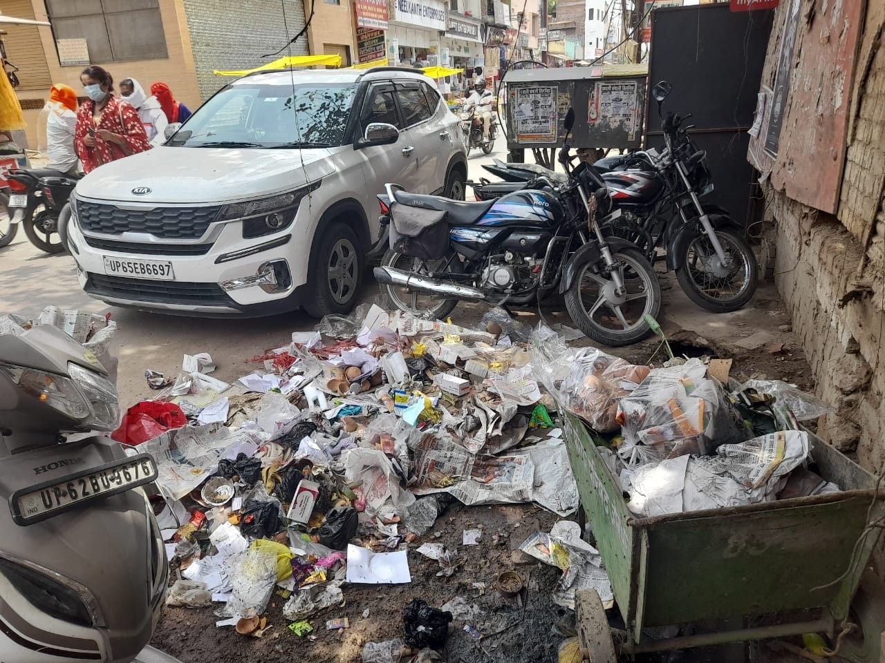 ओलन्दगंज में गूलरघाट मोड़ परलगा कूड़ा। संवाद ओलन्दगंज में गूलरघाट मोड़ परलगा कूड़ा। संवाद