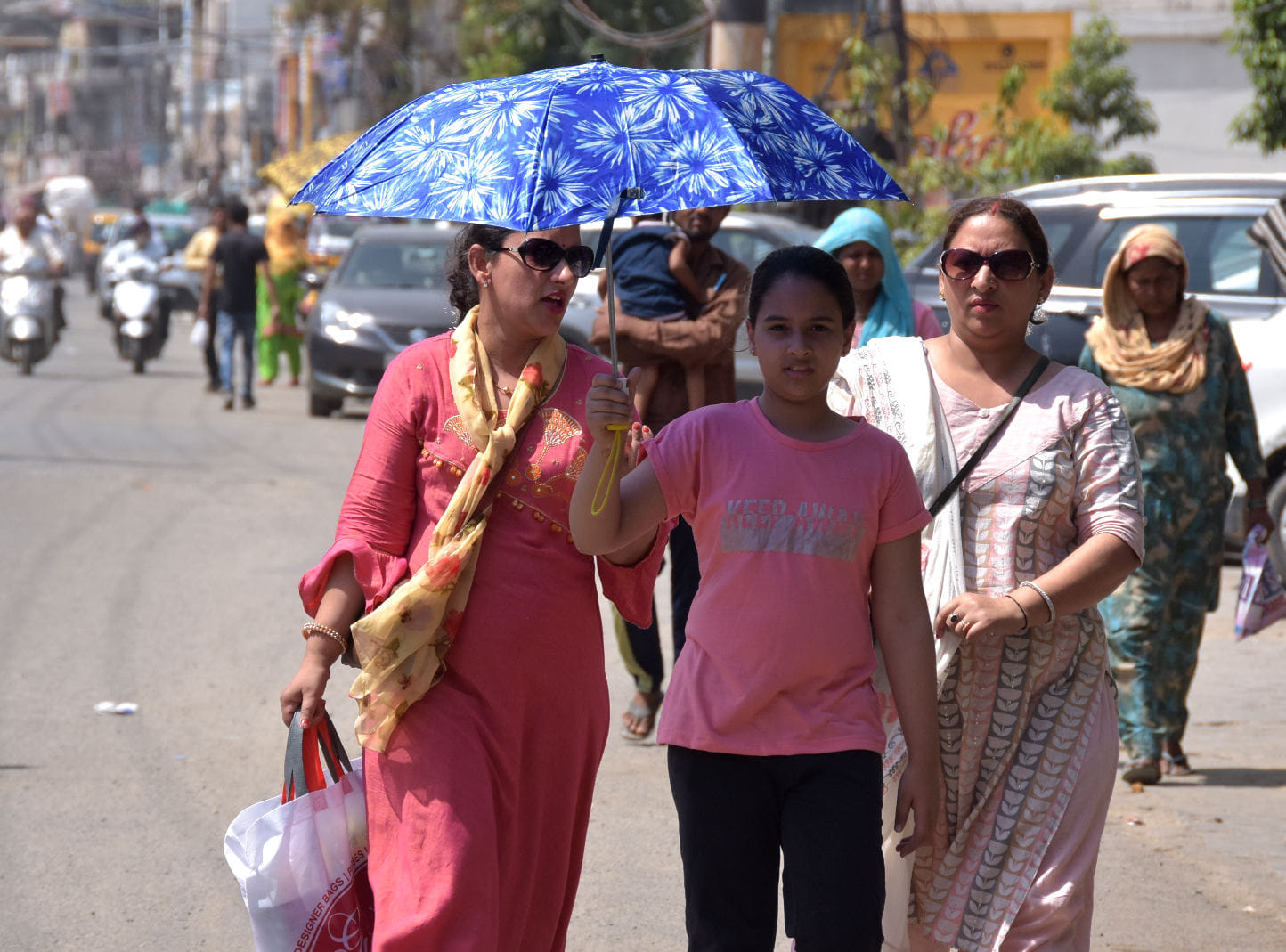 सहारनपुर में अधिक गर्मी के चलते कोर्ट रोड़ पर छात्ता लगा कर जाता परिवार सहारनपुर में अधिक गर्मी के चलते कोर्ट रोड़ पर छात्ता लगा कर जाता परिवार