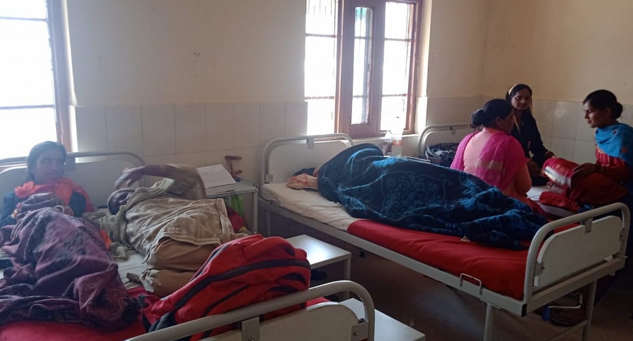 सिविल अस्पताल सराहां में बिस्तर पर दाखिल किए गए दो-दो मरीज। संवाद