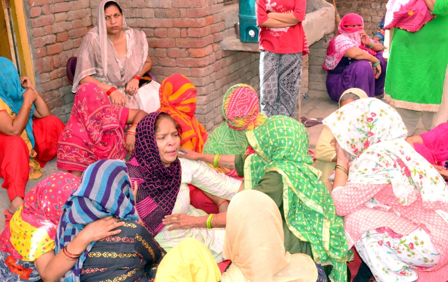 शामली के मोहल्ला पंसारियान में विलाप करते मृतक के परिजन।