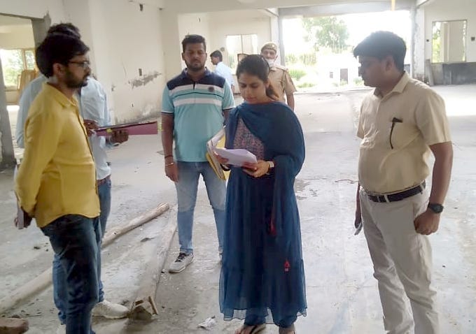 शामली में निर्माणाधीन कलक्ट्रेट का निरीक्षण करते डीएम  जसजीत कौर व एडीएम संतोष कुमार।