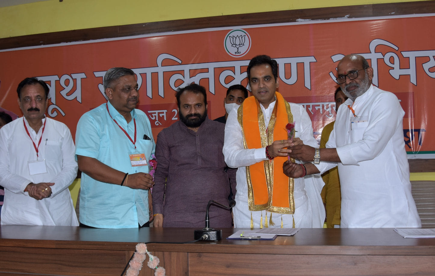 दिल्ली रोड स्थित भाजपा कार्यालय पर पहुंचे भाजपा नेता पंकज सिंह का स्वागत करते जिलाध्यक्ष व अन्य ?
