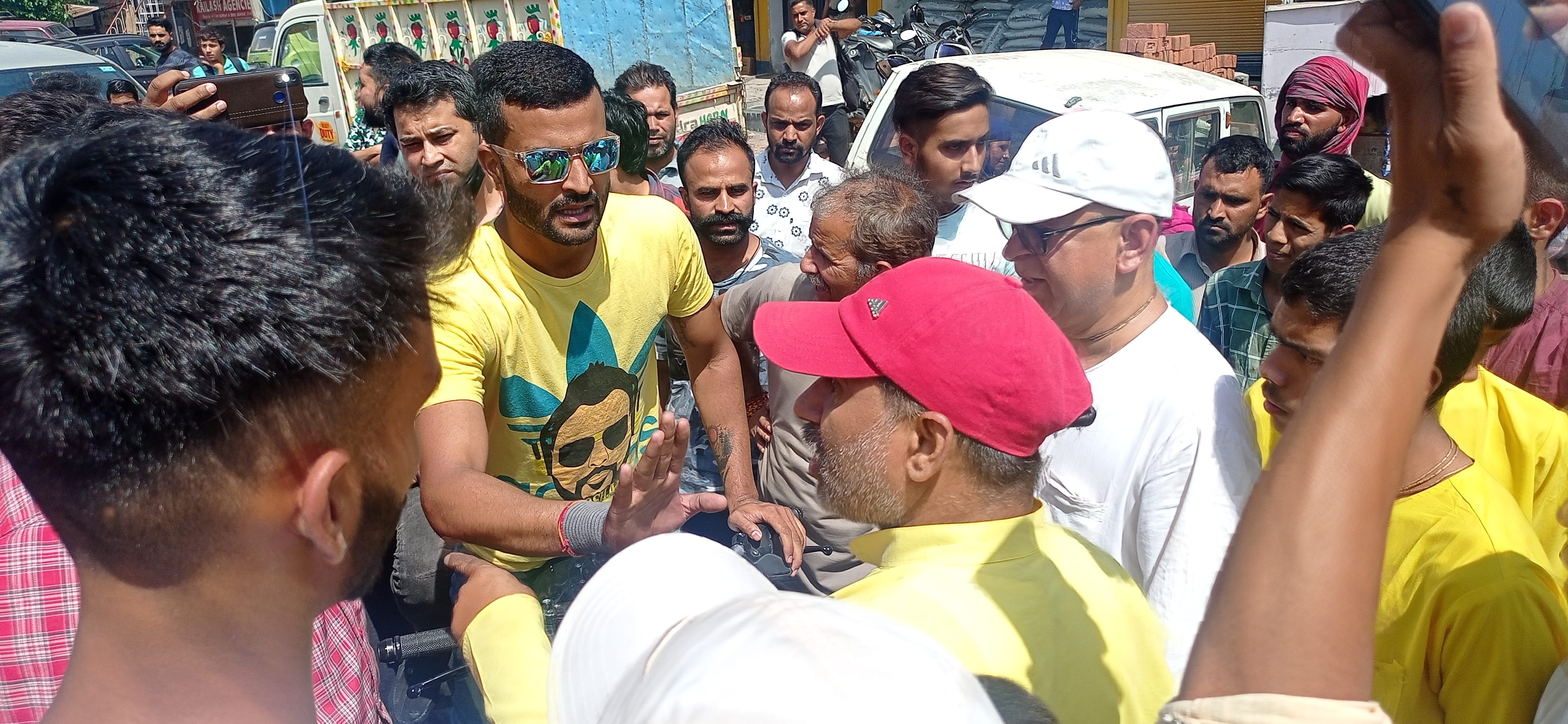 धमपुर: शराब की दुकान के विरोध में धार रोड बंद कर प्रदर्शन करते इस्कान मंदिर के सेवादार, बहस करते लो धमपुर: शराब की दुकान के विरोध में धार रोड बंद कर प्रदर्शन करते इस्कान मंदिर के सेवादार, बहस करते लो