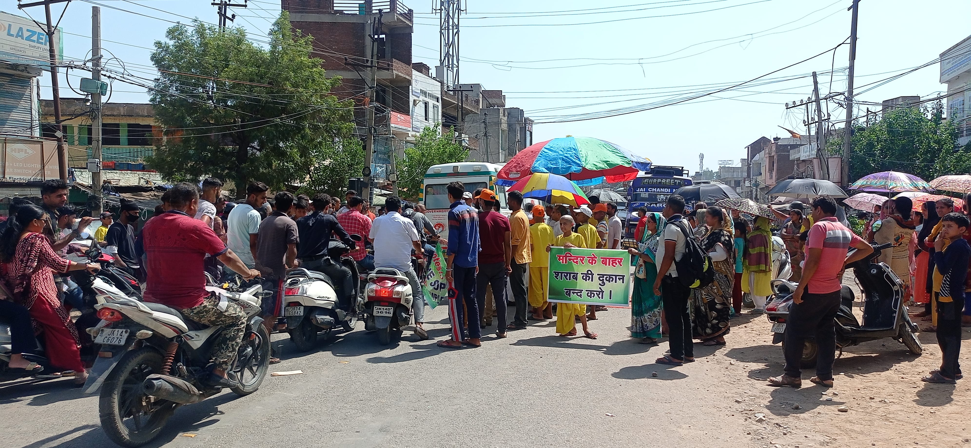 उधमपुर: शराब की दुकान के विरोध में धार रोड बंद कर प्रदर्शन करते इस्कान मंदिर के सेवादार, बहस करते ल उधमपुर: शराब की दुकान के विरोध में धार रोड बंद कर प्रदर्शन करते इस्कान मंदिर के सेवादार, बहस करते ल