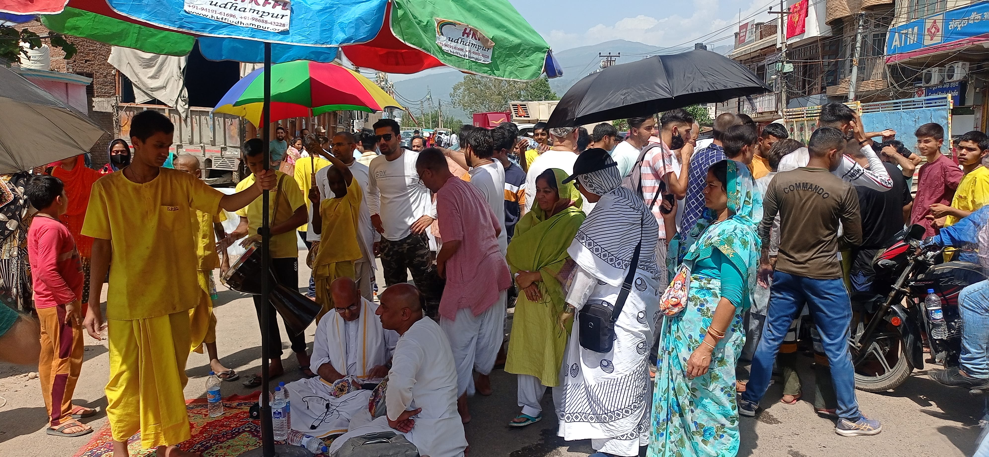 उधमपुर: शराब की दुकान के विरोध में धार रोड बंद कर प्रदर्शन करते इस्कान मंदिर के सेवादार, बहस करते ल उधमपुर: शराब की दुकान के विरोध में धार रोड बंद कर प्रदर्शन करते इस्कान मंदिर के सेवादार, बहस करते ल