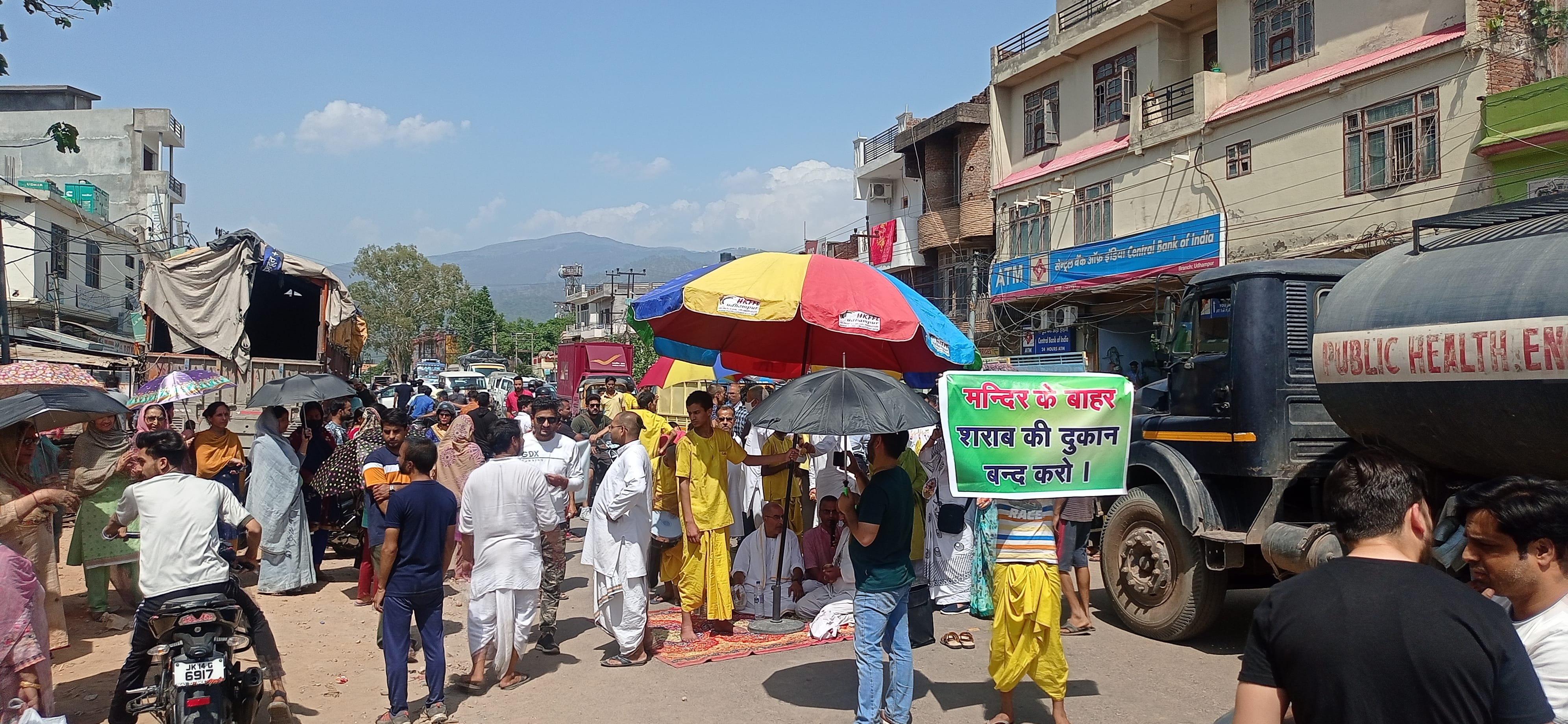 उधमपुर: शराब की दुकान के विरोध में धार रोड बंद कर प्रदर्शन करते इस्कान मंदिर के सेवादार, बहस करते ल उधमपुर: शराब की दुकान के विरोध में धार रोड बंद कर प्रदर्शन करते इस्कान मंदिर के सेवादार, बहस करते ल