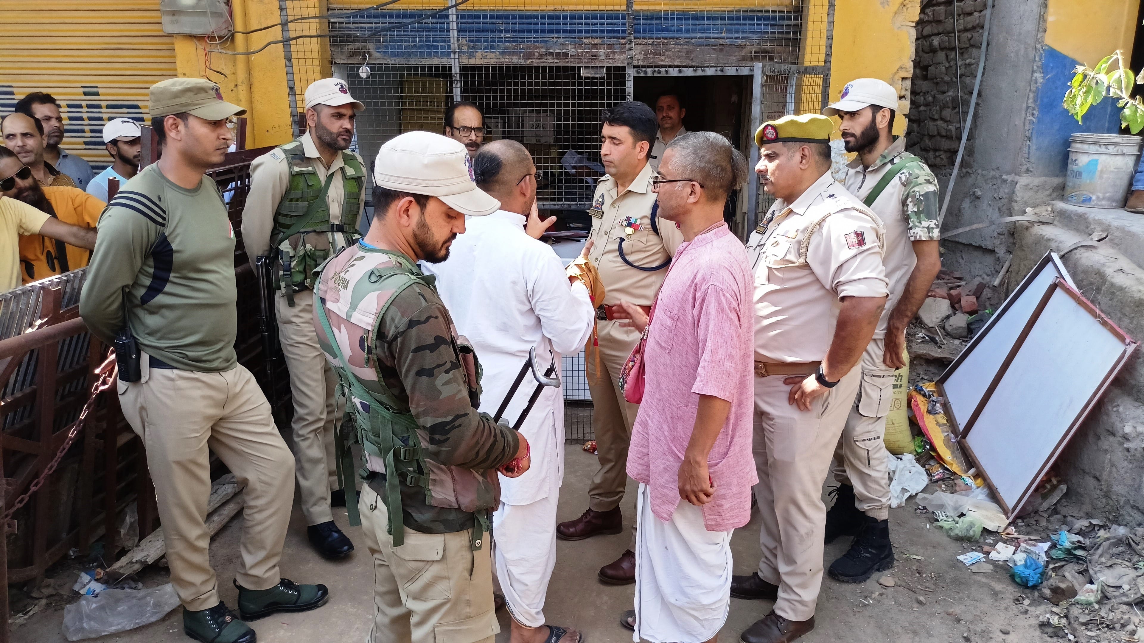 उधमपुर: वाइन शॉप के बाहर पुलिस अधिकारियों के साथ बात करते हुए इस इस्कान मंदिर के पदाधिकारी. उधमपुर: वाइन शॉप के बाहर पुलिस अधिकारियों के साथ बात करते हुए इस इस्कान मंदिर के पदाधिकारी.